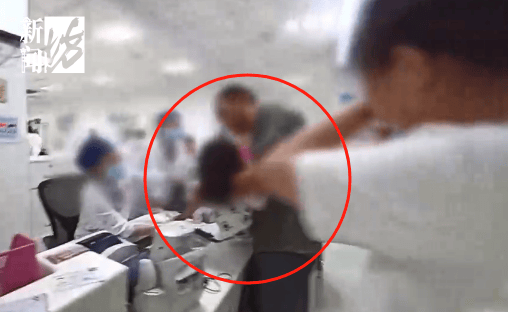 事发上海晚高峰！汹涌车流中<strong></p>
<p>ico以太坊</strong>，一男子绝望跳车，直奔民警而去……