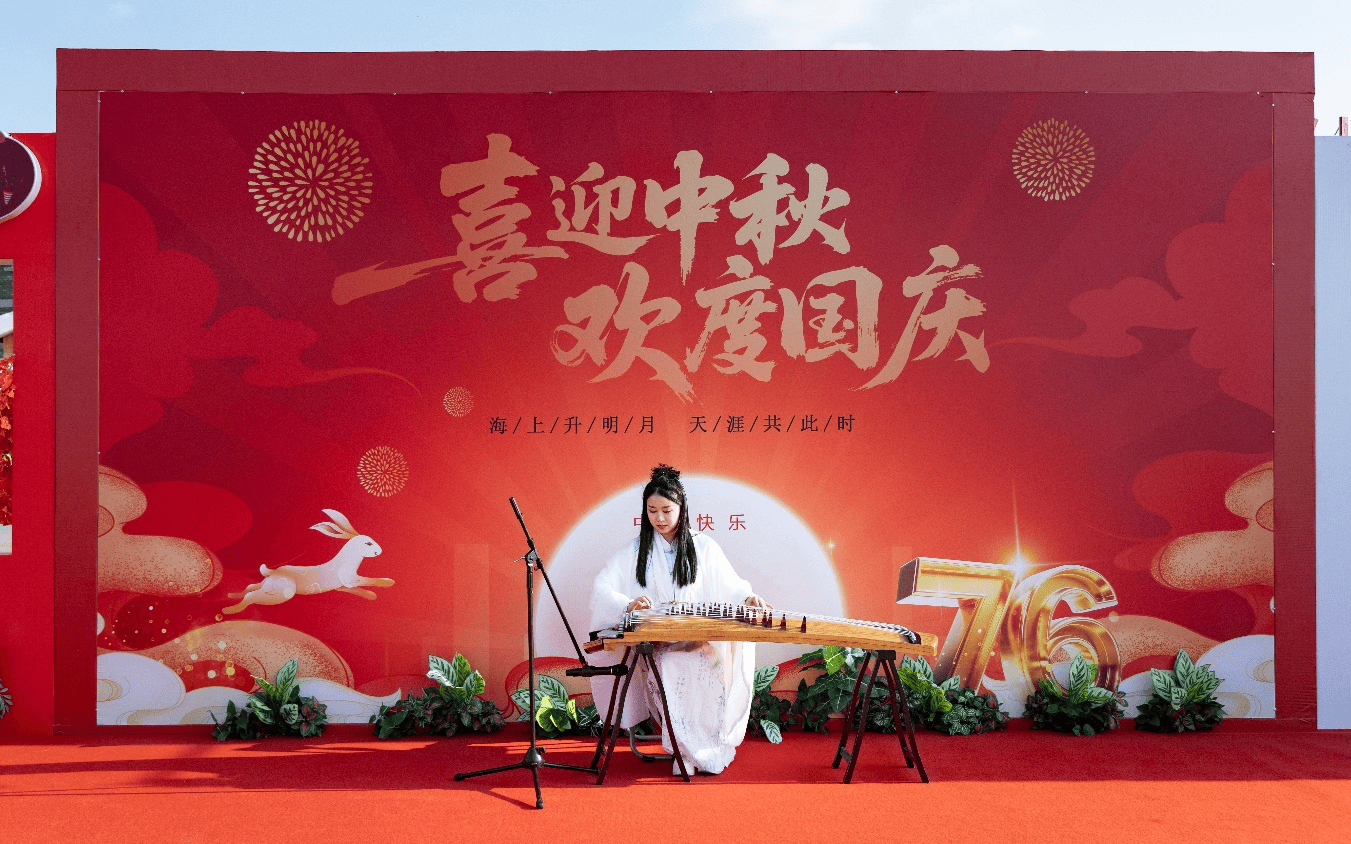 数万游客齐聚哈尔滨冰雪大世界 共赴国庆欢乐盛宴