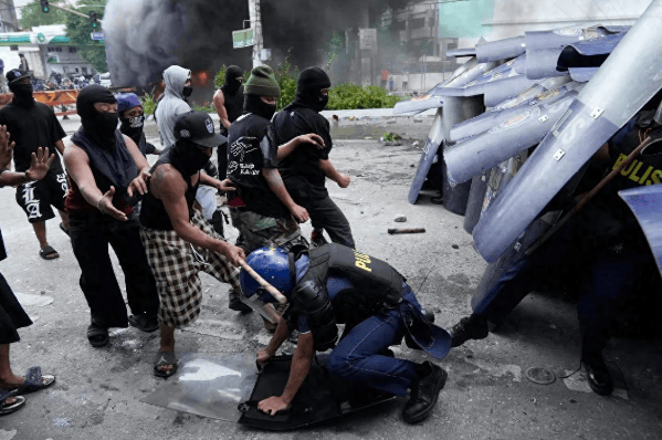 总统府前被烧成火海<strong></p>
<p>以太坊交易平台</strong>，总统却下落不明！菲律宾一夜变天，20城全乱了