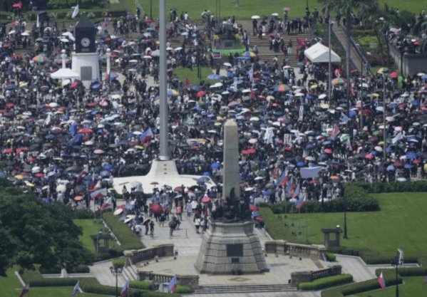 总统府前被烧成火海<strong></p>
<p>以太坊交易平台</strong>，总统却下落不明！菲律宾一夜变天，20城全乱了