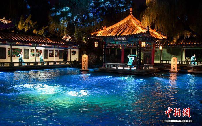 山东济南：趵突泉“趵突夜画”亮相