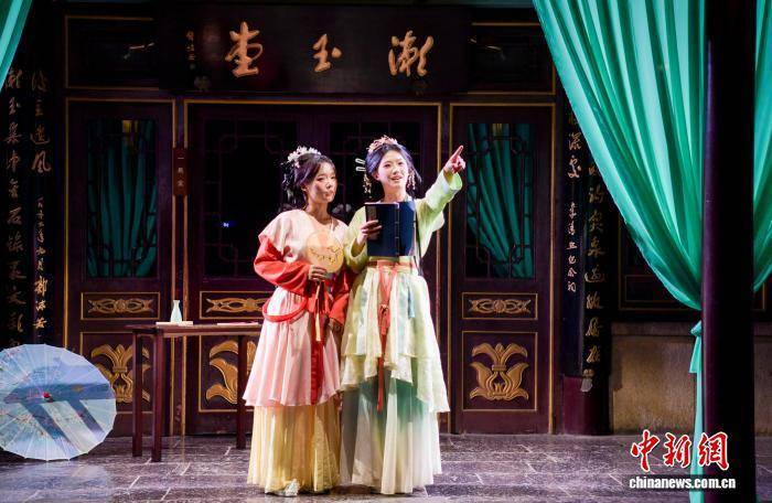 山东济南：趵突泉“趵突夜画”亮相