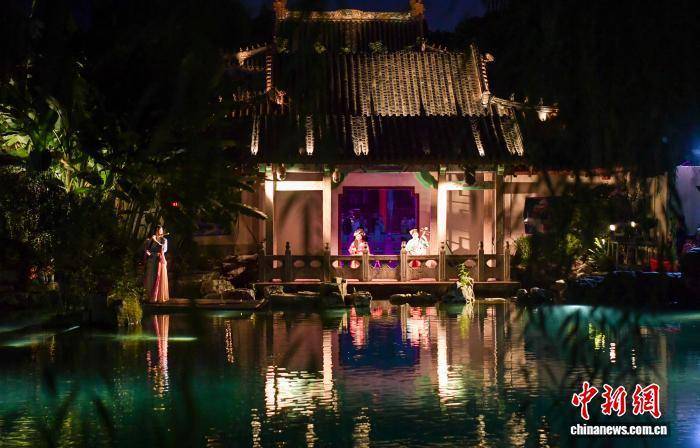 山东济南：趵突泉“趵突夜画”亮相