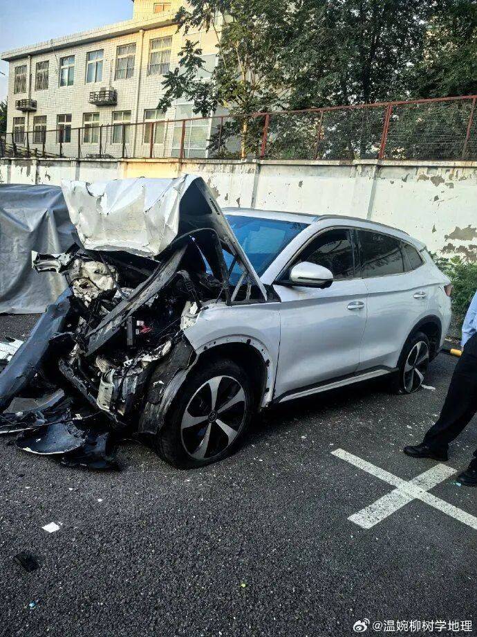 比亚迪车主多处骨折<strong></p>
<p>矿机以太坊</strong>,其妻发声:往后日子不知怎么过!陈震车祸后再度致歉