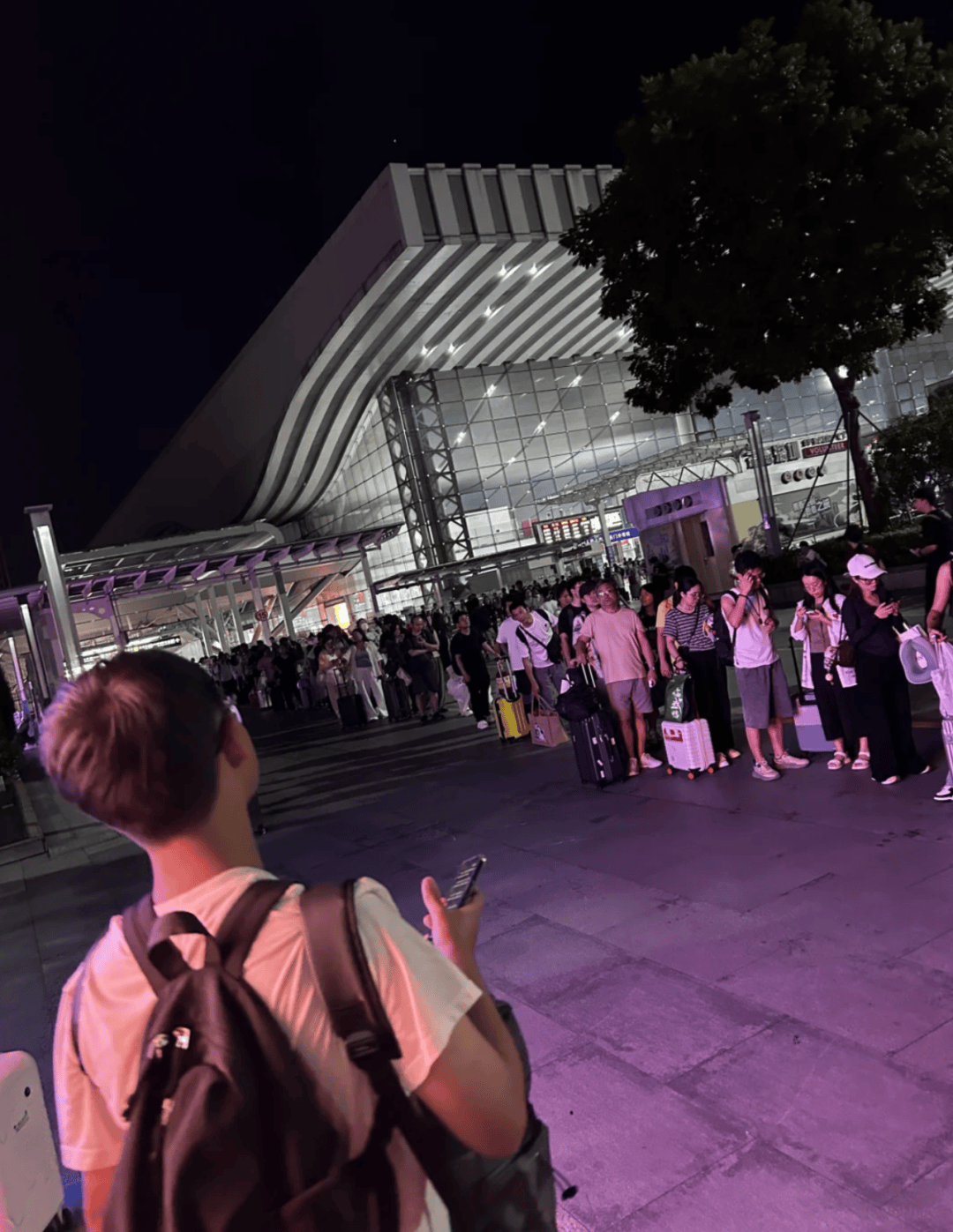 深圳北站凌晨返深被刷爆<strong></p>
<p>以太坊虚拟机</strong>!附近叫车超200人?别慌!公交地铁加班护送