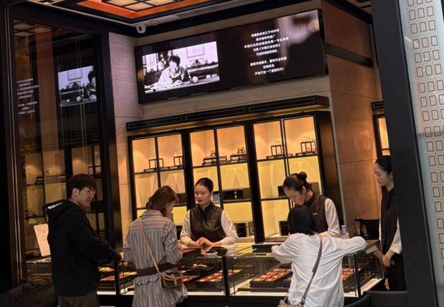 金价创历史新高！北京黄金消费“量价齐飞”<strong></p>
<p>以太坊虚拟机</strong>，年轻人买金饰当“理财”，买涨不买跌成共识｜华夏双节观察