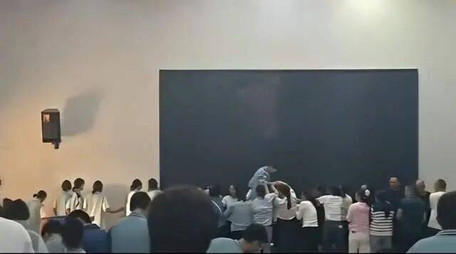 家长们跪成一排<strong></p>
<p>以太坊虚拟机</strong>，学生蒙眼从背上踩过？教育局回应河南一中学举办活动引热议：正调查处理