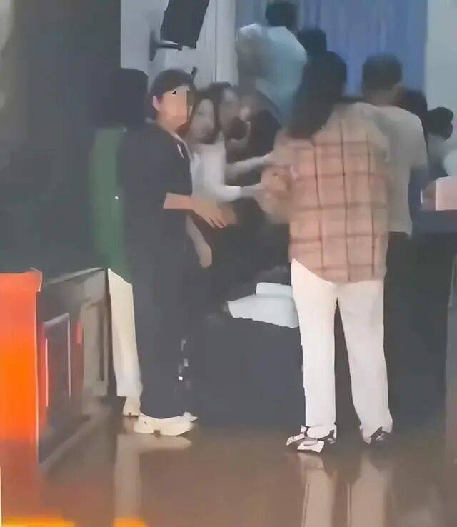 家长们跪成一排<strong></p>
<p>以太坊虚拟机</strong>，学生蒙眼从背上踩过？教育局回应河南一中学举办活动引热议：正调查处理