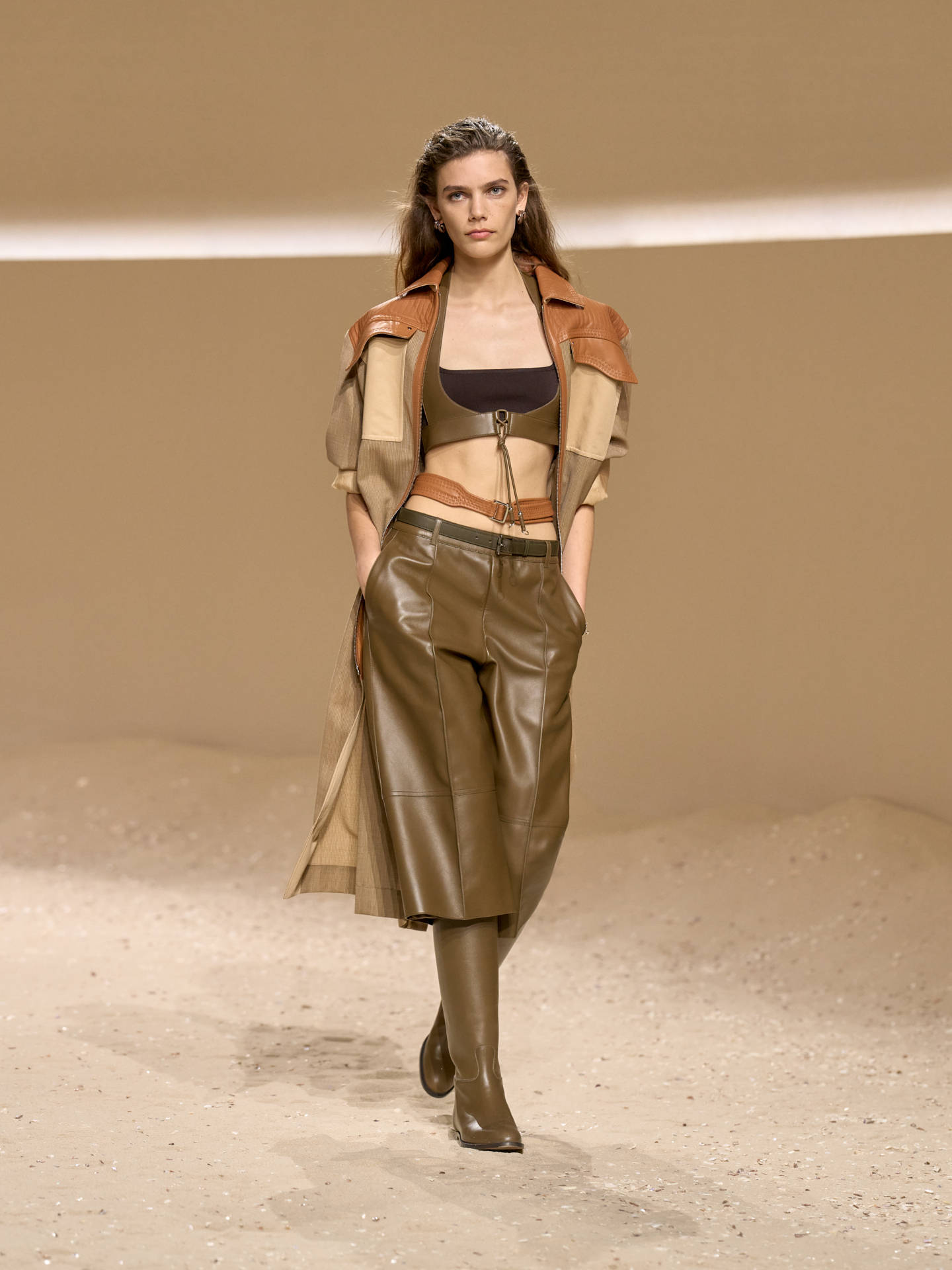 爱马仕秀场变沙滩<strong></p>
<p>以太坊虚拟机</strong>,丝巾变上衣、亮色包袋注入新活力!