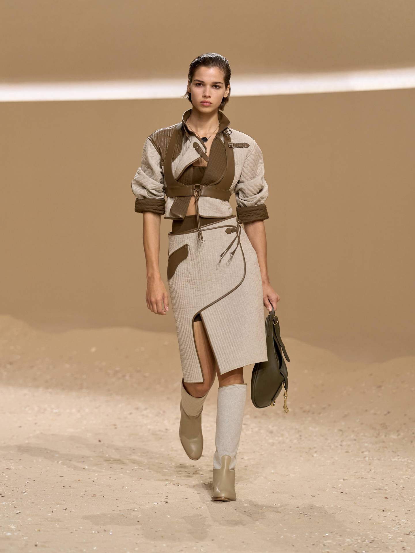 爱马仕秀场变沙滩<strong></p>
<p>以太坊虚拟机</strong>,丝巾变上衣、亮色包袋注入新活力!