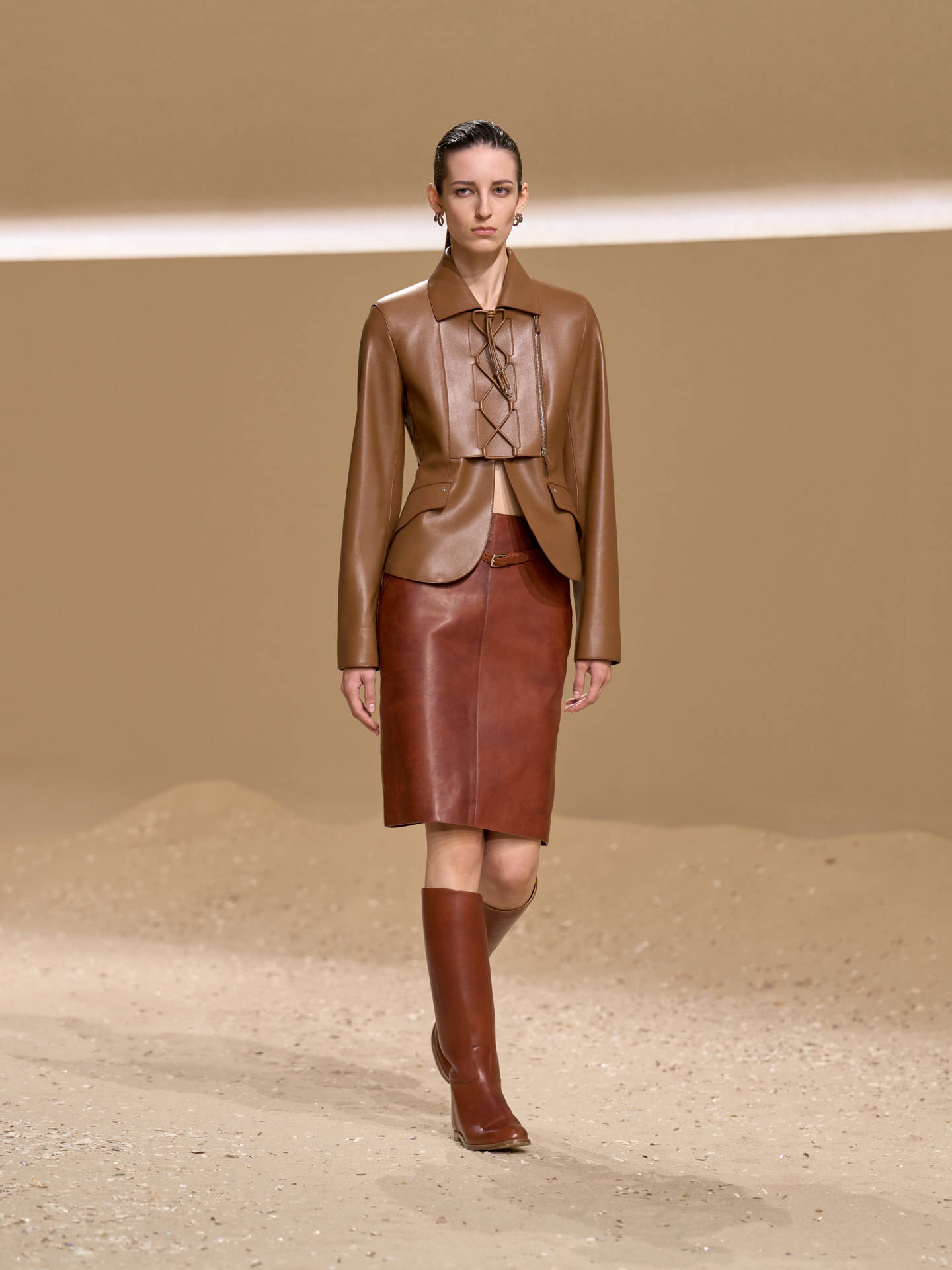 爱马仕秀场变沙滩<strong></p>
<p>以太坊虚拟机</strong>,丝巾变上衣、亮色包袋注入新活力!