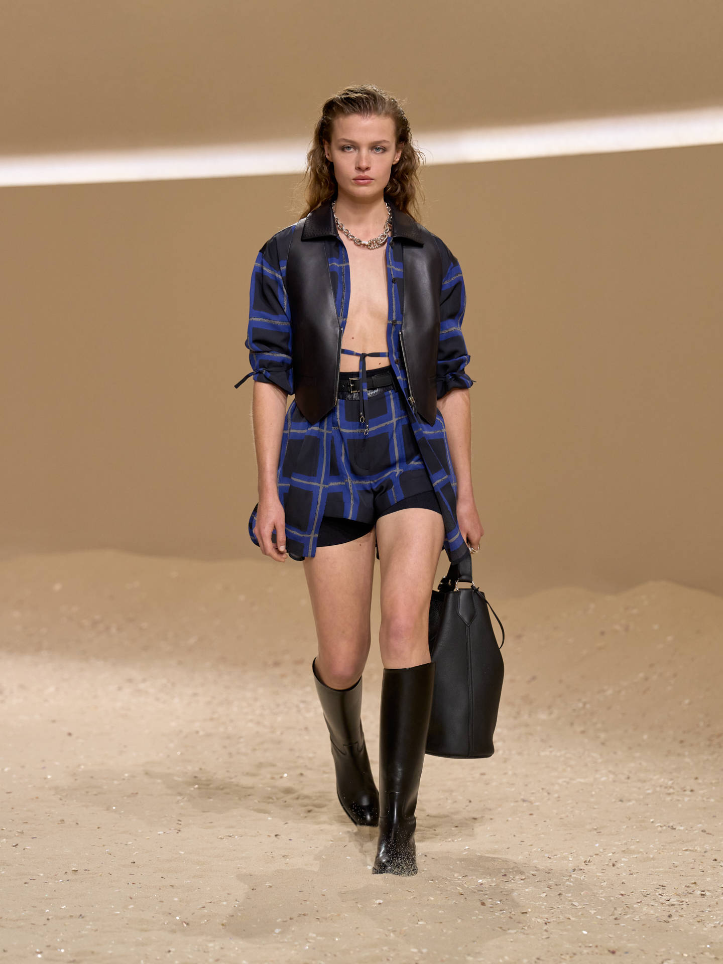 爱马仕秀场变沙滩<strong></p>
<p>以太坊虚拟机</strong>,丝巾变上衣、亮色包袋注入新活力!