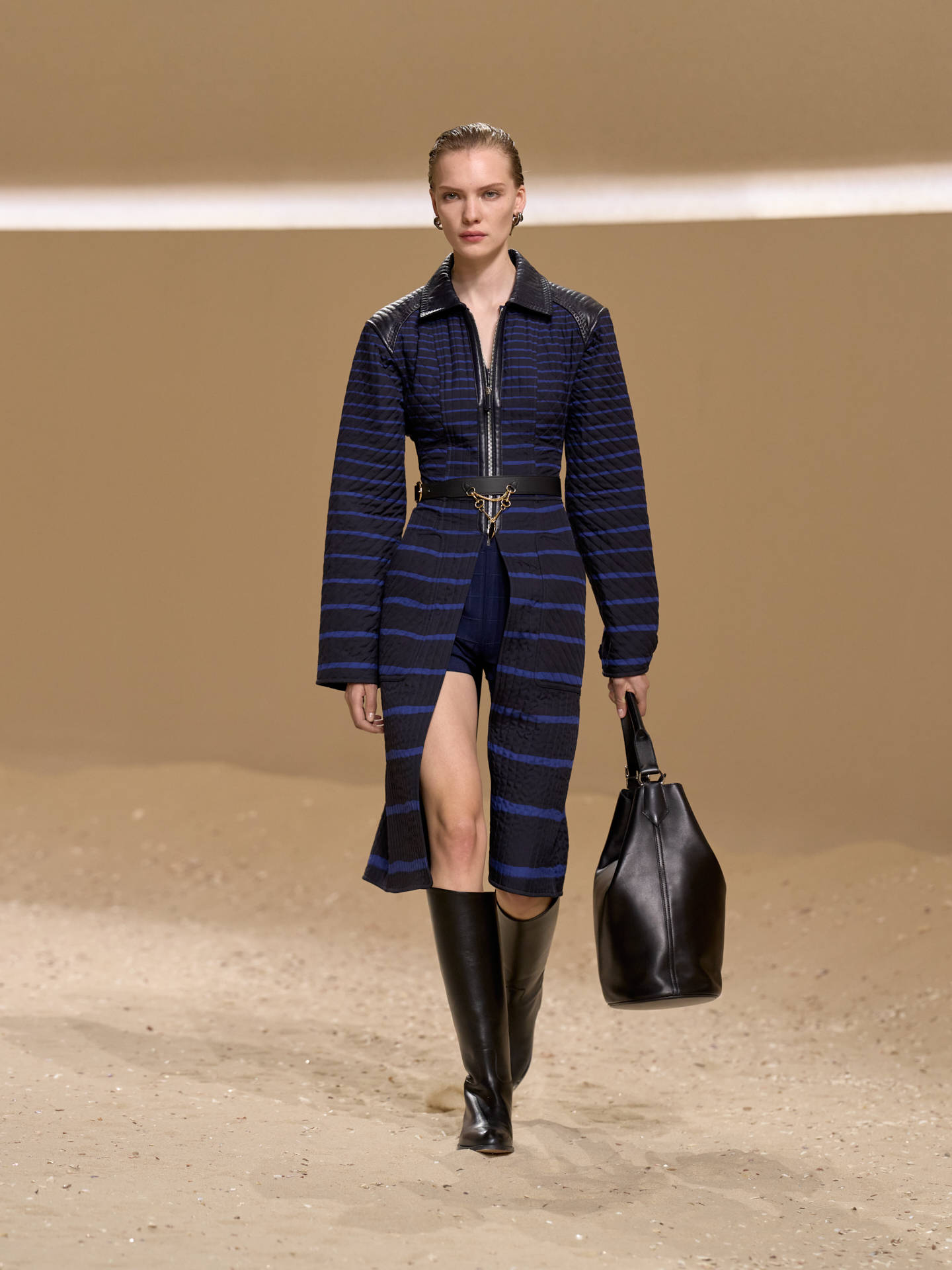 爱马仕秀场变沙滩<strong></p>
<p>以太坊虚拟机</strong>,丝巾变上衣、亮色包袋注入新活力!