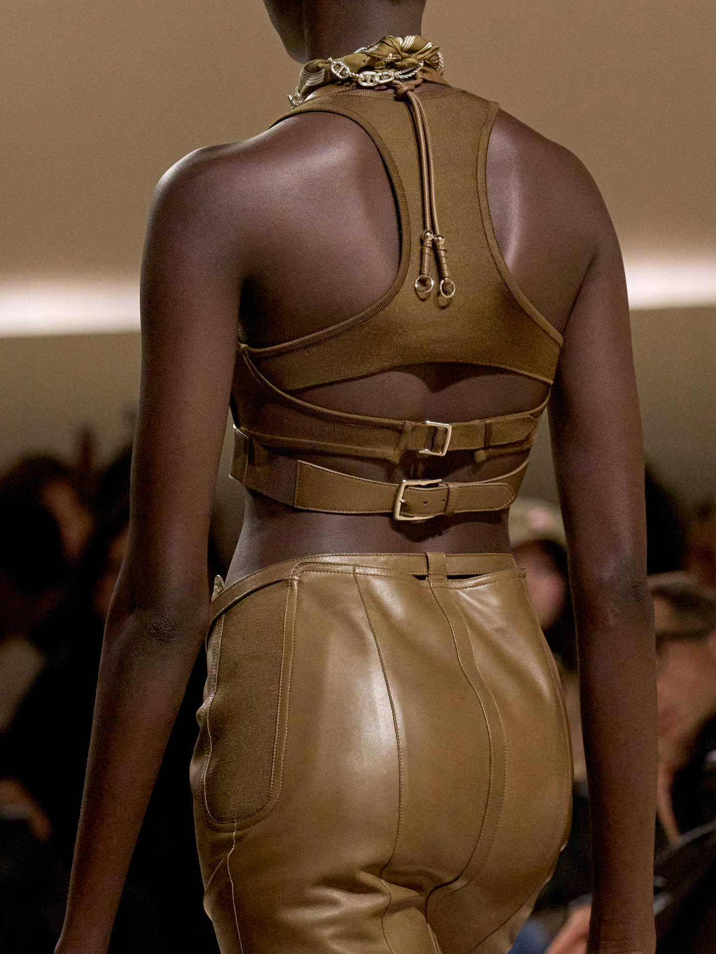 爱马仕秀场变沙滩<strong></p>
<p>以太坊虚拟机</strong>,丝巾变上衣、亮色包袋注入新活力!