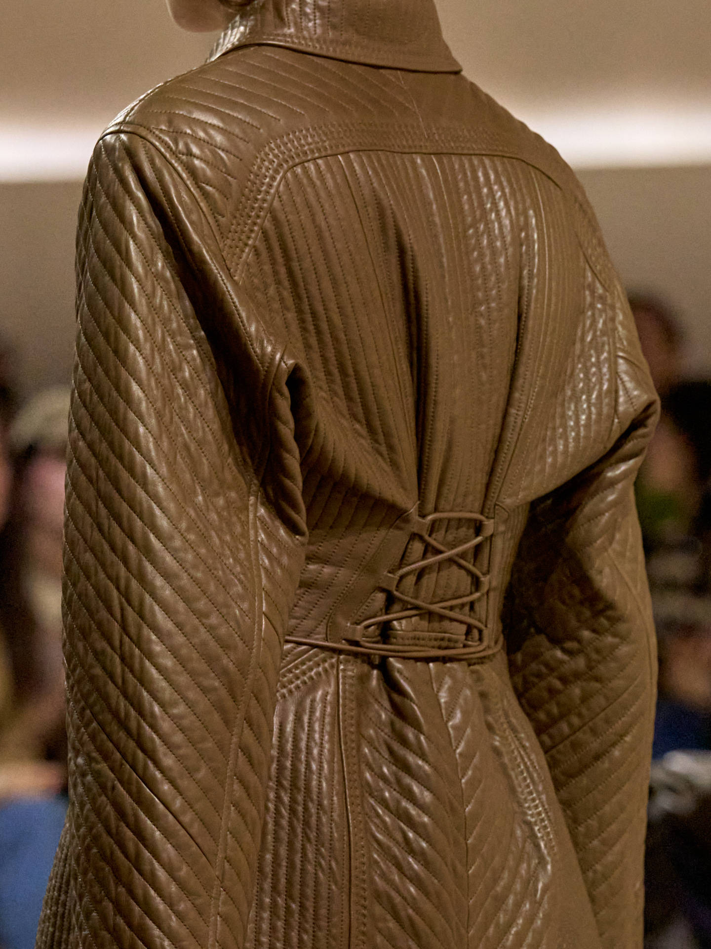 爱马仕秀场变沙滩<strong></p>
<p>以太坊虚拟机</strong>,丝巾变上衣、亮色包袋注入新活力!