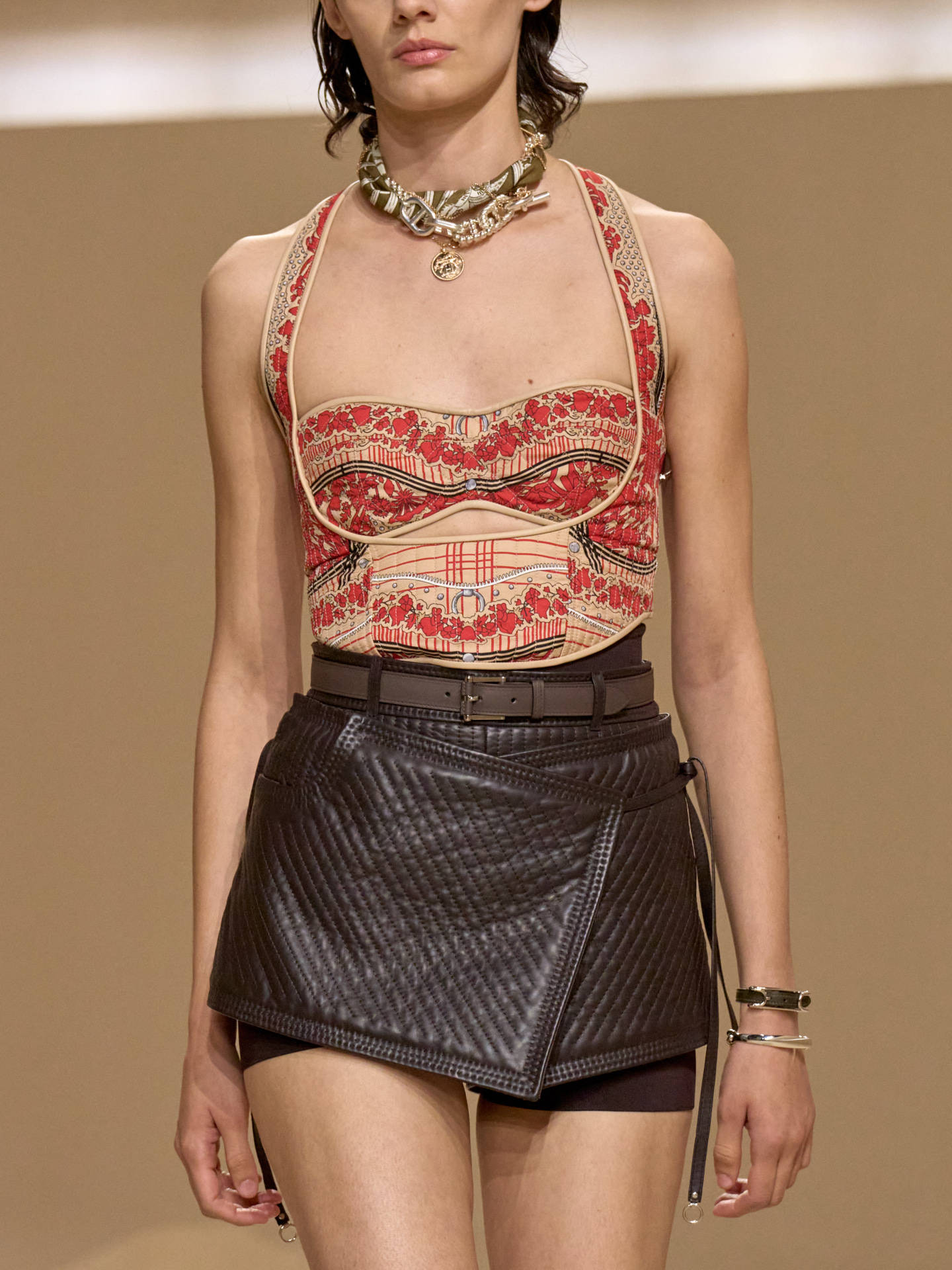 爱马仕秀场变沙滩<strong></p>
<p>以太坊虚拟机</strong>,丝巾变上衣、亮色包袋注入新活力!