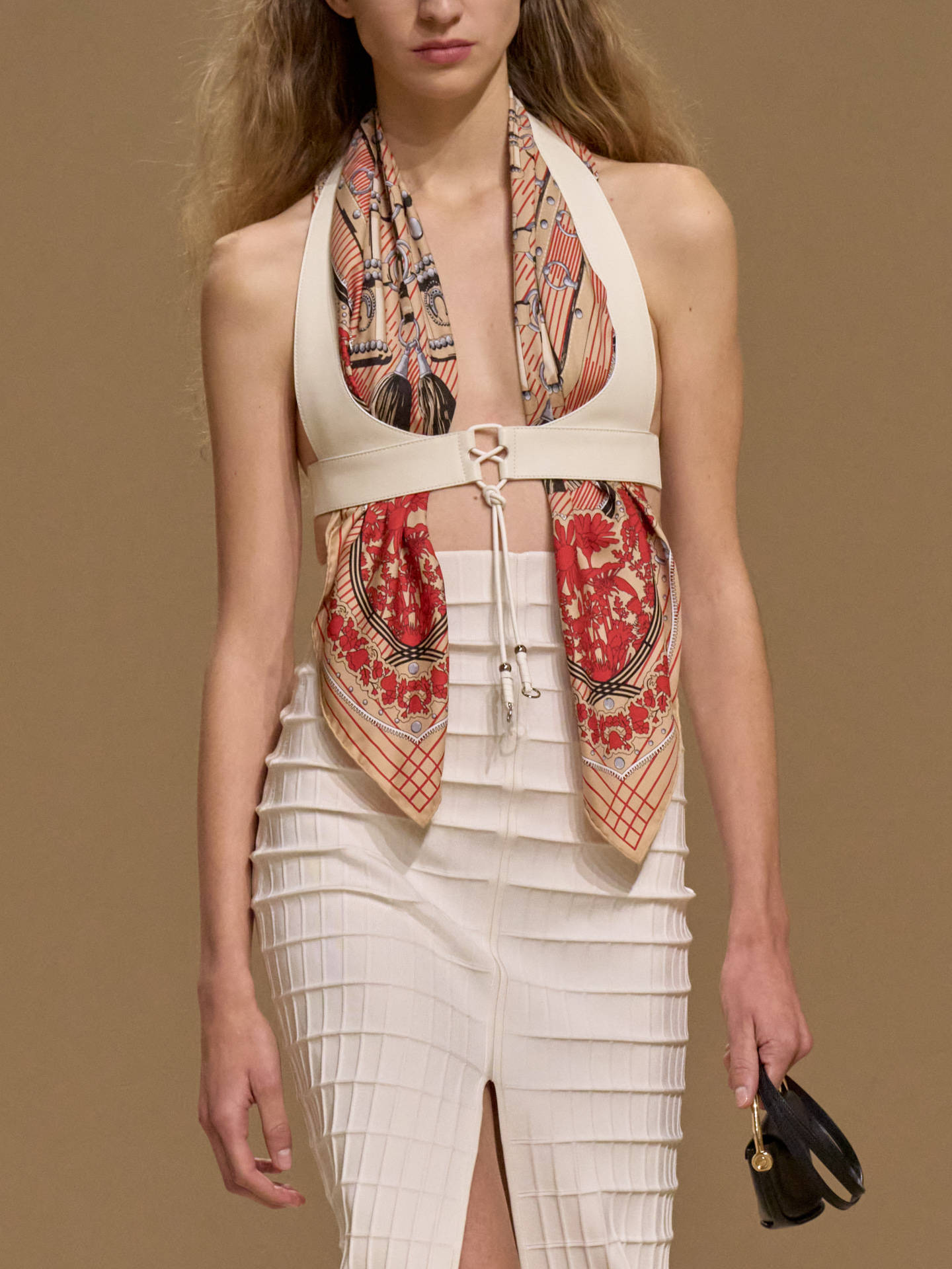 爱马仕秀场变沙滩<strong></p>
<p>以太坊虚拟机</strong>,丝巾变上衣、亮色包袋注入新活力!