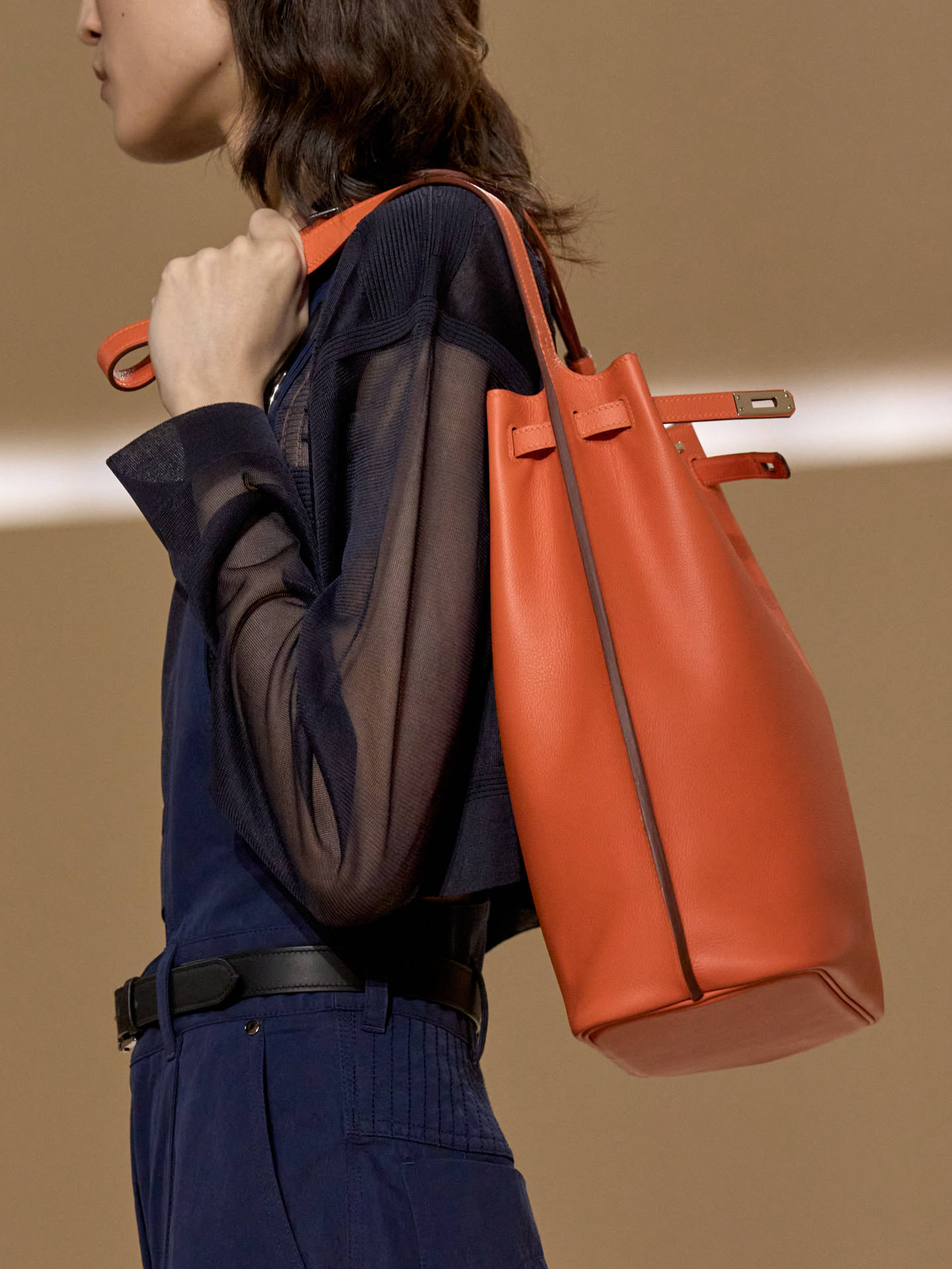 爱马仕秀场变沙滩<strong></p>
<p>以太坊虚拟机</strong>,丝巾变上衣、亮色包袋注入新活力!