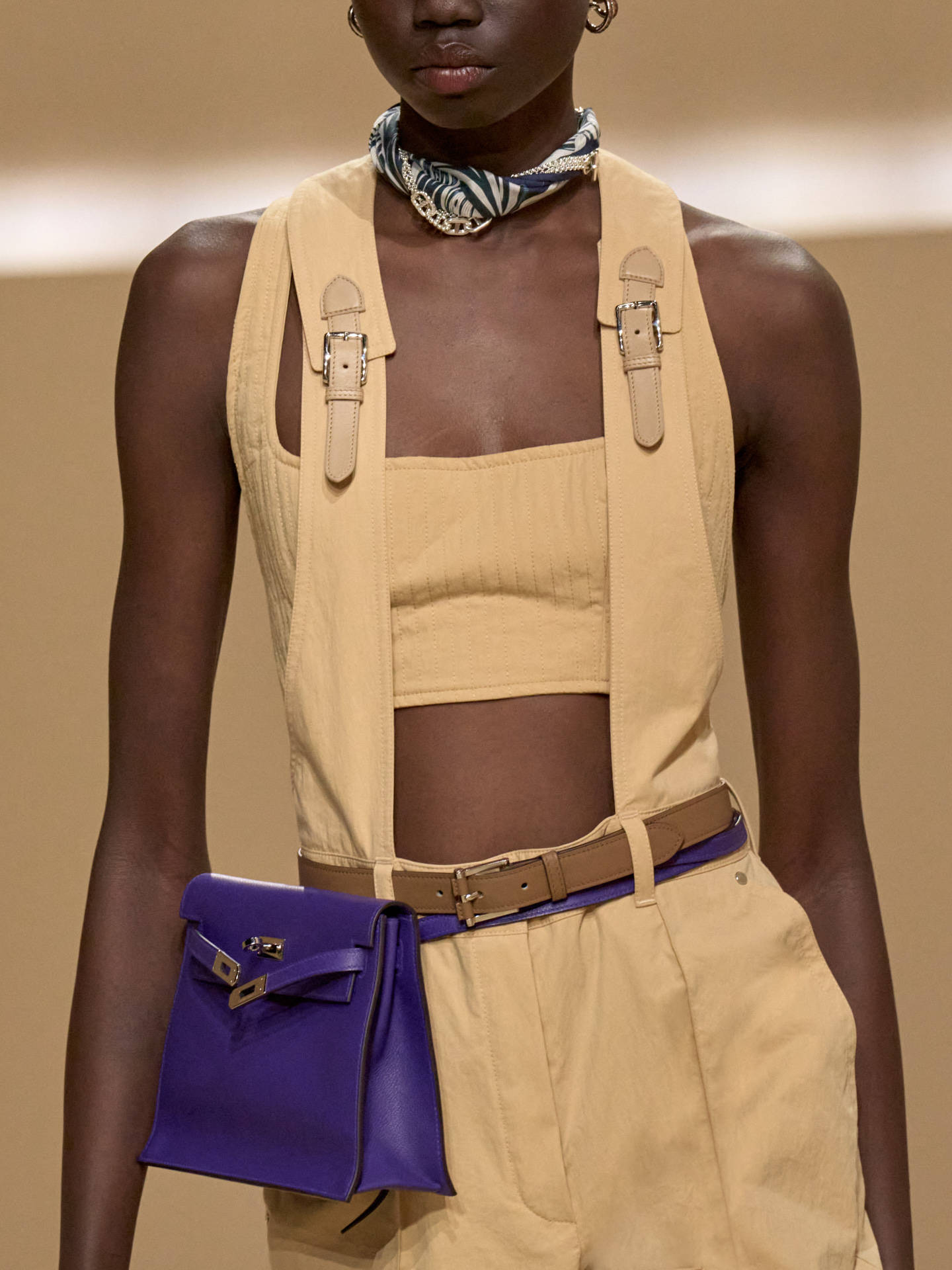 爱马仕秀场变沙滩<strong></p>
<p>以太坊虚拟机</strong>,丝巾变上衣、亮色包袋注入新活力!