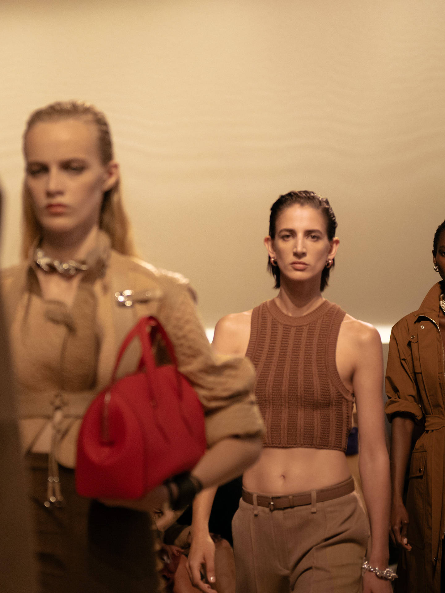 爱马仕秀场变沙滩<strong></p>
<p>以太坊虚拟机</strong>,丝巾变上衣、亮色包袋注入新活力!