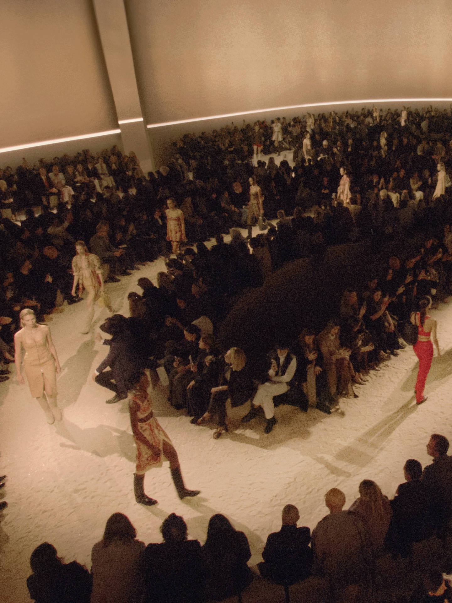 爱马仕秀场变沙滩<strong></p>
<p>以太坊虚拟机</strong>,丝巾变上衣、亮色包袋注入新活力!