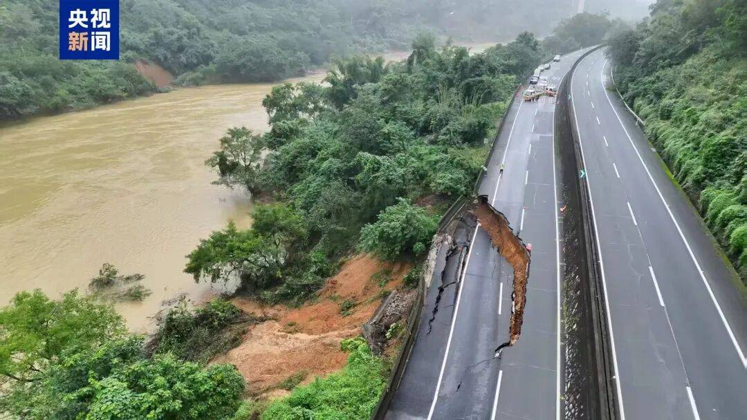 广西百色一高速公路开裂下沉！裂缝长约30米<strong></p>
<p>以太坊社区</strong>，塌陷处最深超2米
