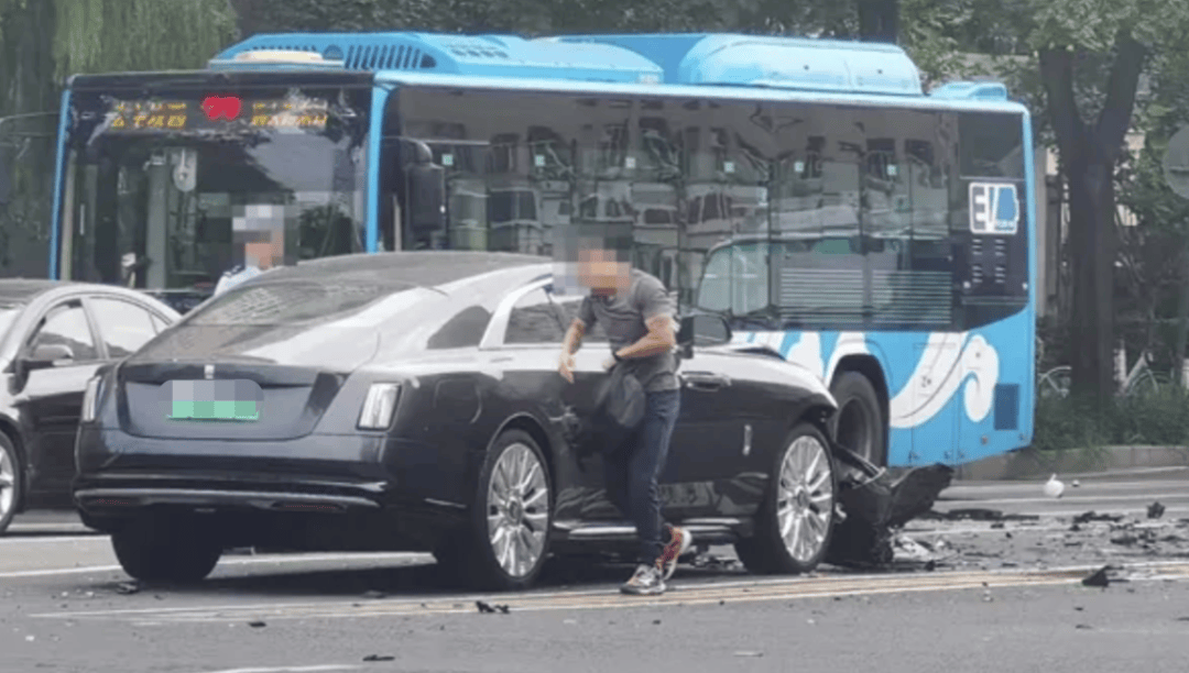 “劳斯莱斯逆行车祸”事件白车家属发声:“丈夫多处骨折!往后日子不知道怎么过”<strong></p>
<p>以太坊社区</strong>,陈震深夜再道歉,并回应“我方律师会全力配合”
