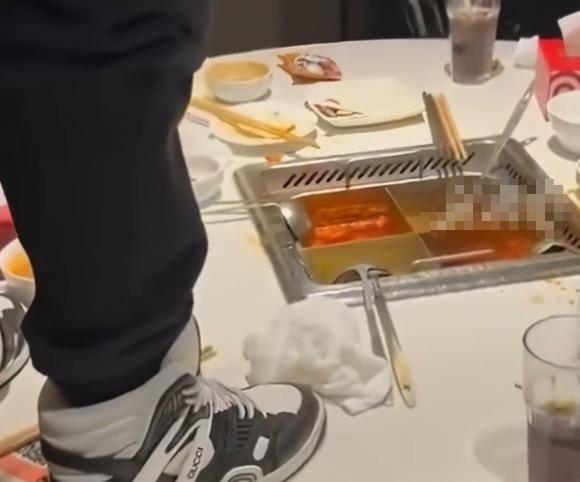 海底捞小便事件判决生效:两名17岁男孩家长赔偿220万元<strong></p>
<p>以太坊价格走势</strong>,此前海底捞索赔2300万元