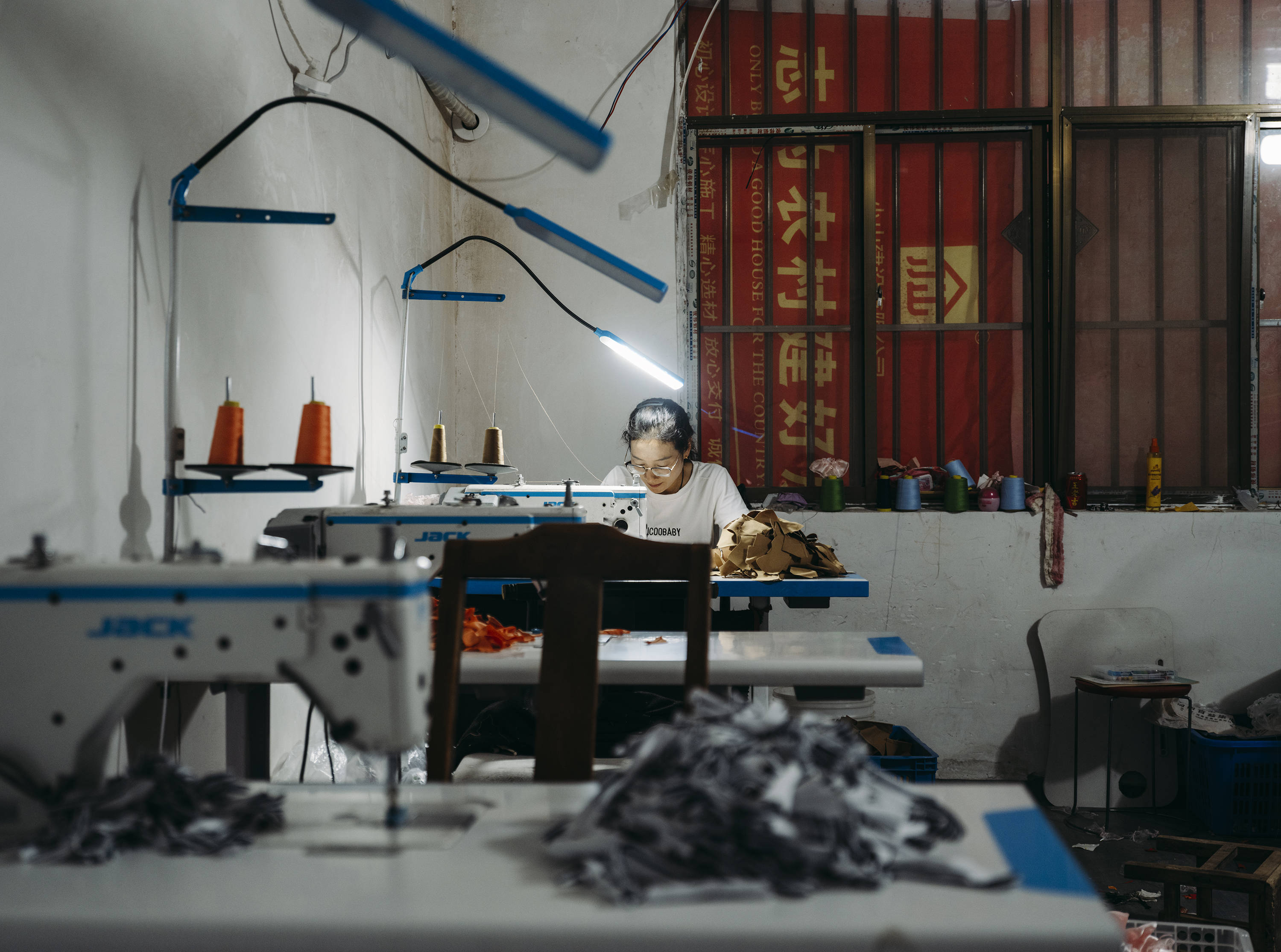 农村宝妈为潮牌玩偶做衣服 月还2千房贷