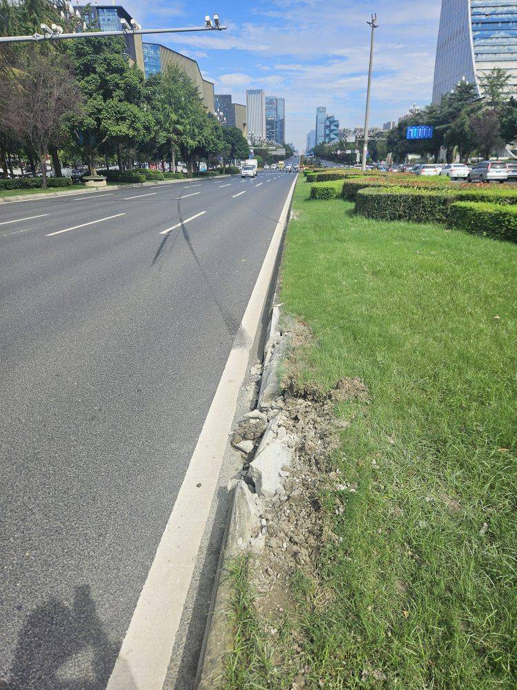 成都发生一起严重交通事故<strong></p>
<p>eth价格今日行情</strong>，上游新闻实地探访：燃烧留下的印记仍在