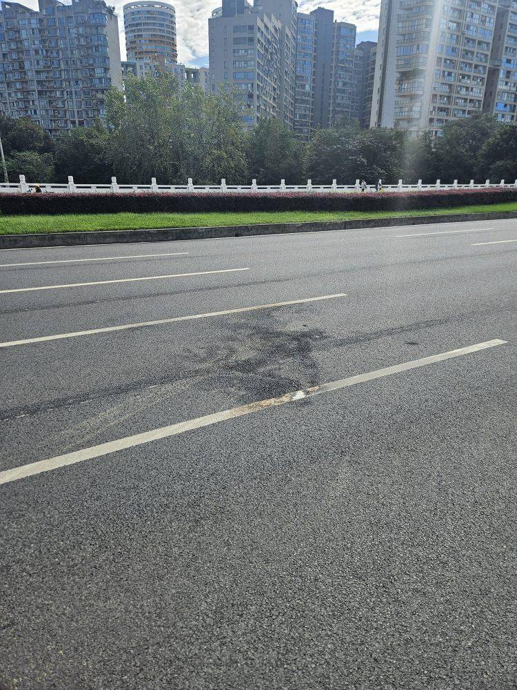 成都发生一起严重交通事故<strong></p>
<p>eth价格今日行情</strong>，上游新闻实地探访：燃烧留下的印记仍在