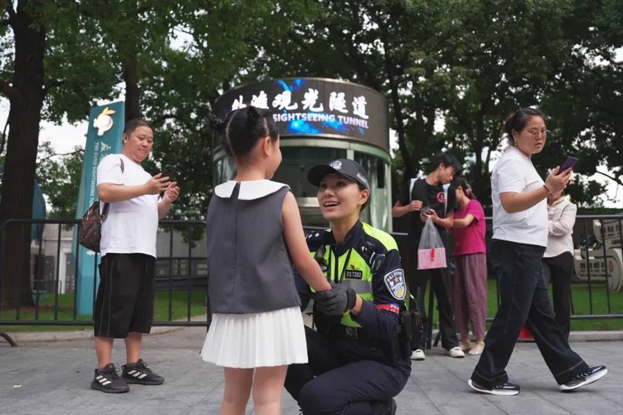 上海外滩“最美女警”被盯上！为了拍她<strong></p>
<p>Eth价格</strong>，有人连续蹲守几天