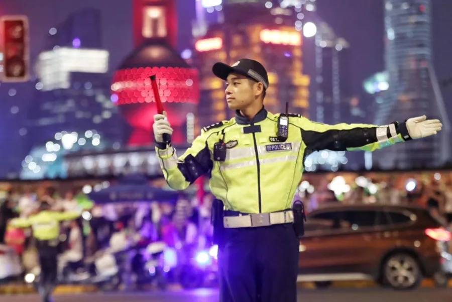 上海外滩“最美女警”被盯上！为了拍她<strong></p>
<p>Eth价格</strong>，有人连续蹲守几天