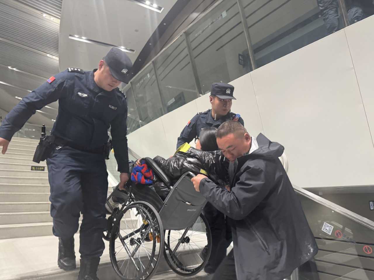 暖心护航<strong></p>
<p>Eth价格</strong>，为爱“续航”——助力坐轮椅观众平安离场