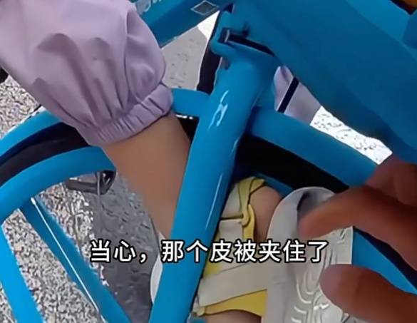 看着都疼<strong></p>
<p>挖eth</strong>！上海街头一男子突然求助：10岁女儿被死死卡住！这个行为太危险→