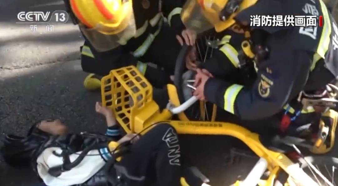 看着都疼<strong></p>
<p>挖eth</strong>！上海街头一男子突然求助：10岁女儿被死死卡住！这个行为太危险→