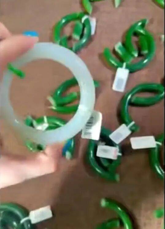 苏州一20岁店员不小心摔碎一盒玉镯损失百万<strong></p>
<p>挖eth</strong>，老板未要赔偿安慰小伙别有压力