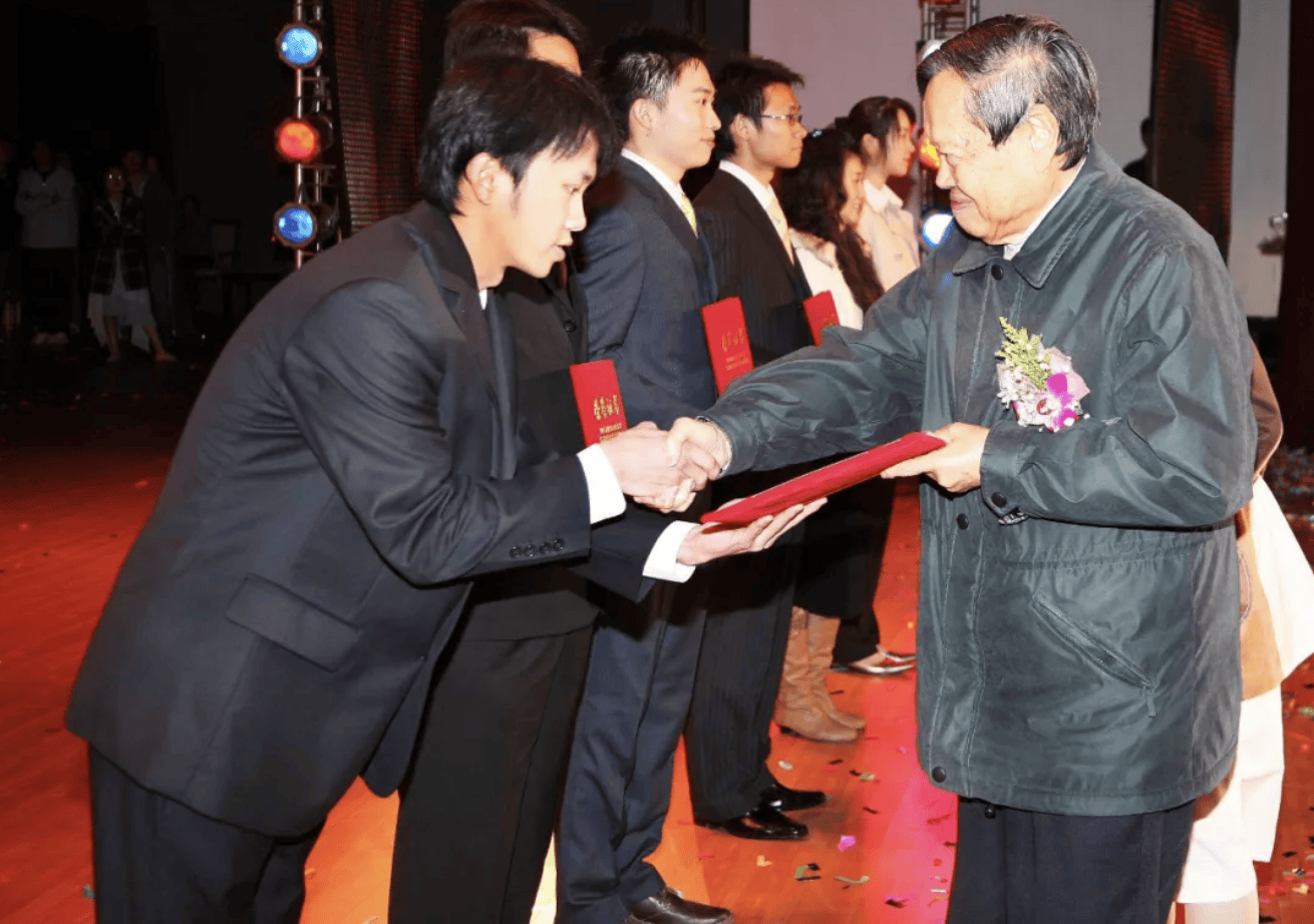 杨振宁为什么连续32年担任东莞理工学院名誉校长<strong></p>
<p>eth挖矿</strong>？