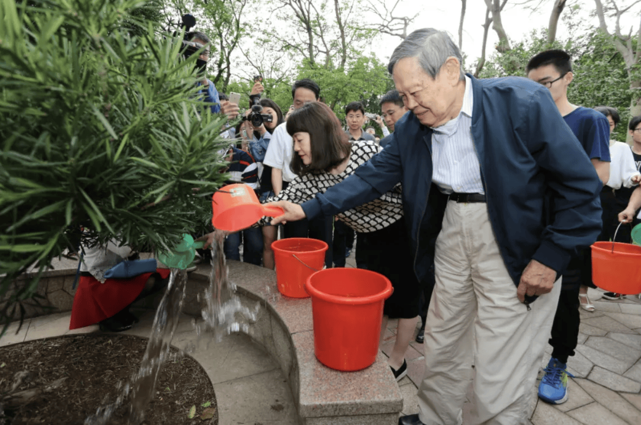 杨振宁为什么连续32年担任东莞理工学院名誉校长<strong></p>
<p>eth挖矿</strong>？