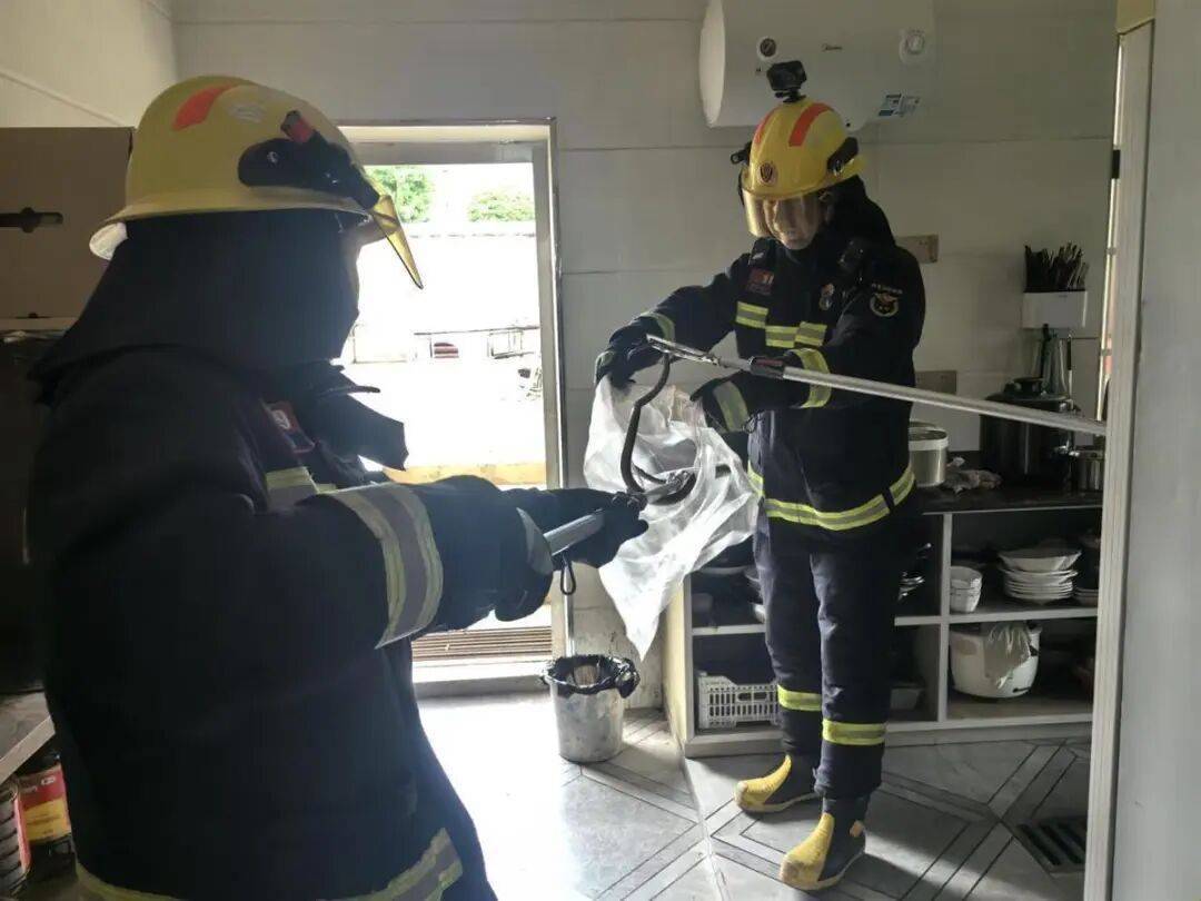 女子半夜上厕所<strong></p>
<p>eth算力</strong>,马桶里突然窜出一条蛇!