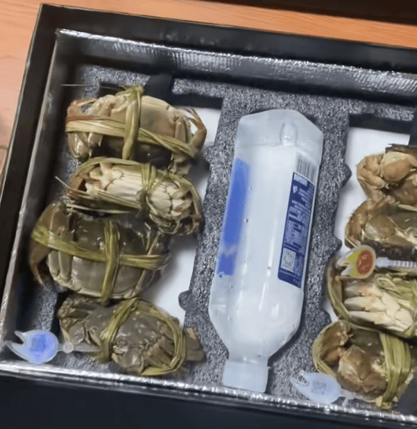 消费者花400元买到臭蟹客服建议蘸醋吃<strong></p>
<p>eth算力</strong>,“包退包赔”的售后执行严苛,网红蟹太太信任危机凸显,被协会除名屡遭行政处罚