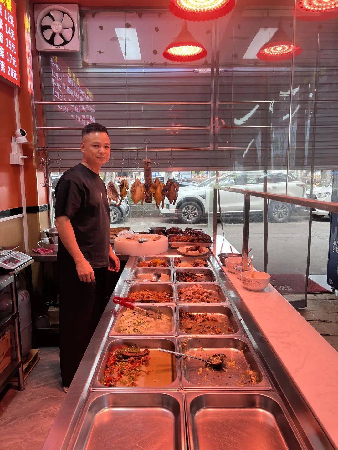 小伙到广州一猪脚饭店吃免费“2号餐”<strong></p>
<p>eth地址</strong>，突然跪地道谢，老板娘：以后要吃饭就直接过来