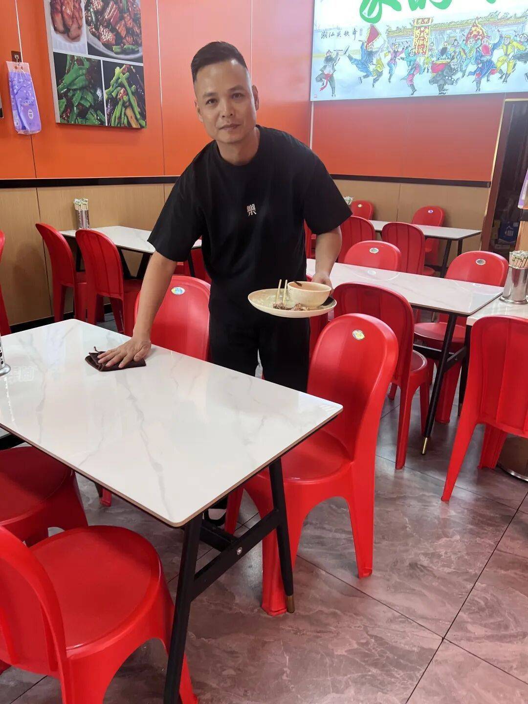 小伙到广州一猪脚饭店吃免费“2号餐”<strong></p>
<p>eth地址</strong>，突然跪地道谢，老板娘：以后要吃饭就直接过来