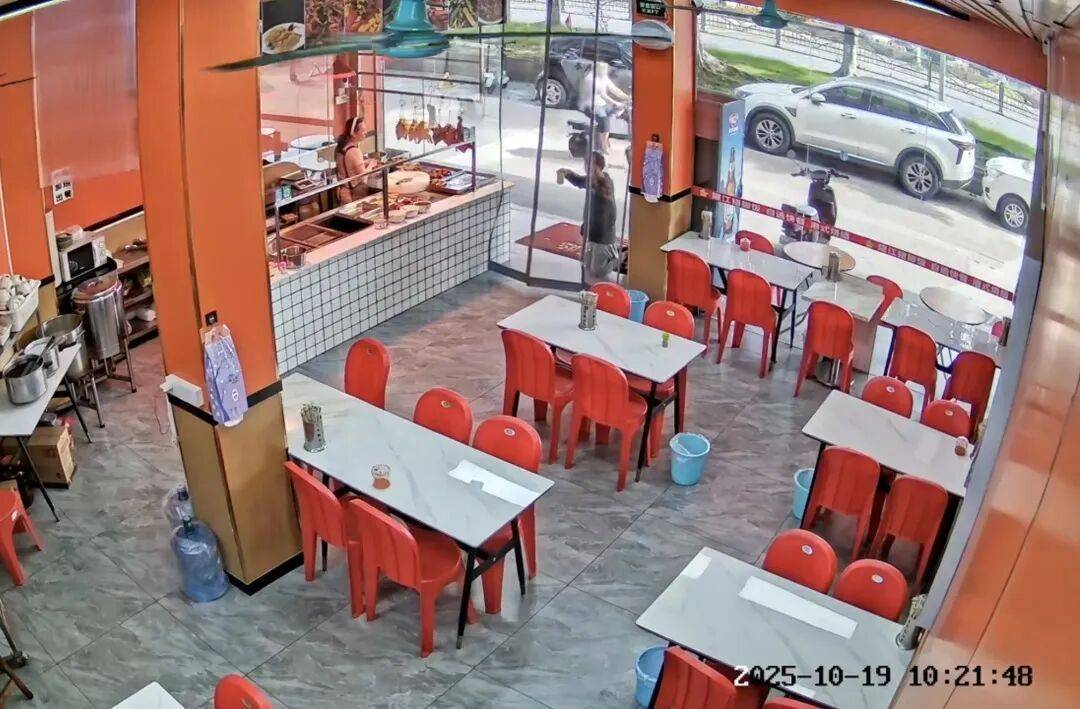 小伙到广州一猪脚饭店吃免费“2号餐”<strong></p>
<p>eth地址</strong>，突然跪地道谢，老板娘：以后要吃饭就直接过来