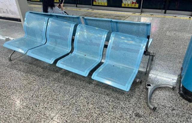 “被吓到了<strong></p>
<p>eth地址</strong>，有点痛还特别尴尬”，事发上海一地铁站，乘客坐上去瞬间懵了