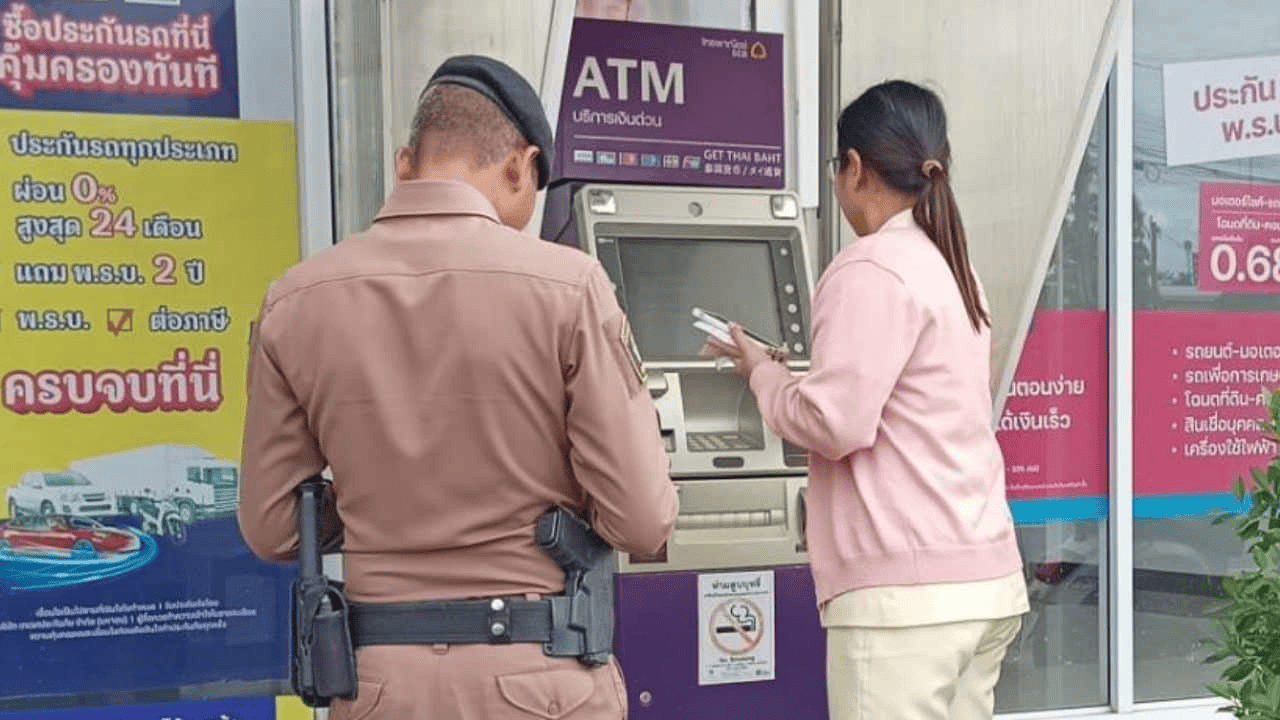 泰国女子在ATM机取钱<strong></p>
<p>eth行情</strong>，取款口突然窜出一条蛇