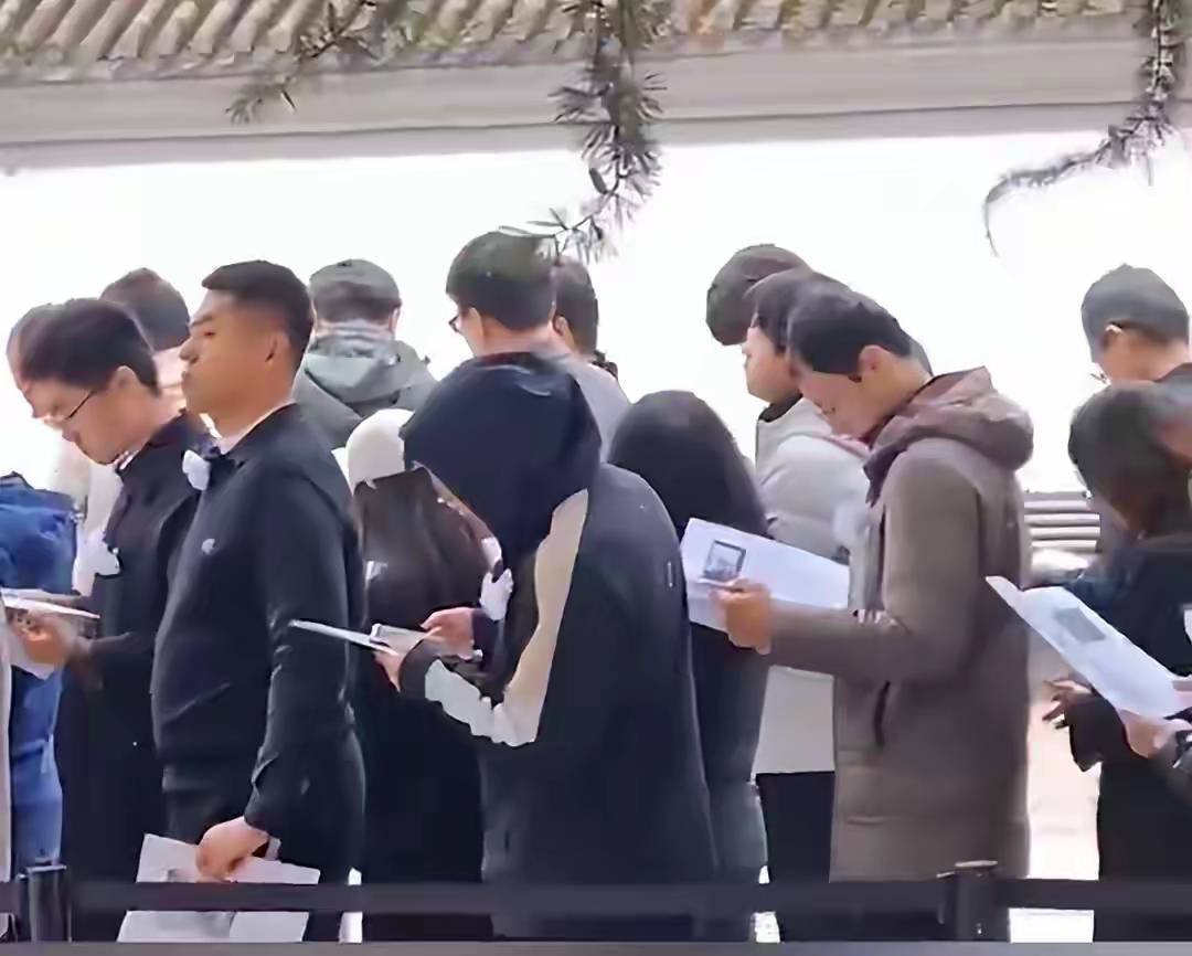 杨振宁追悼会很隆重<strong></p>
<p>eth行情</strong>，大儿子未现身，翁帆站家属首位，样子很憔悴