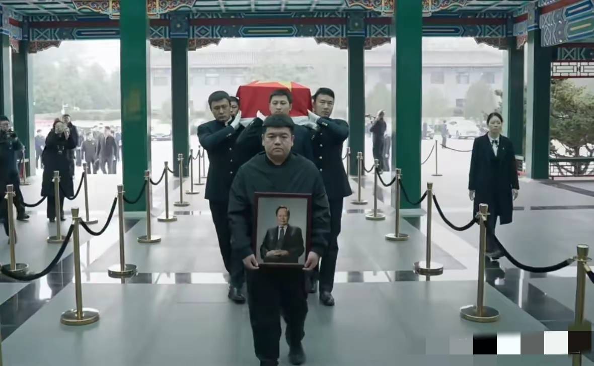 杨振宁追悼会很隆重<strong></p>
<p>eth行情</strong>，大儿子未现身，翁帆站家属首位，样子很憔悴