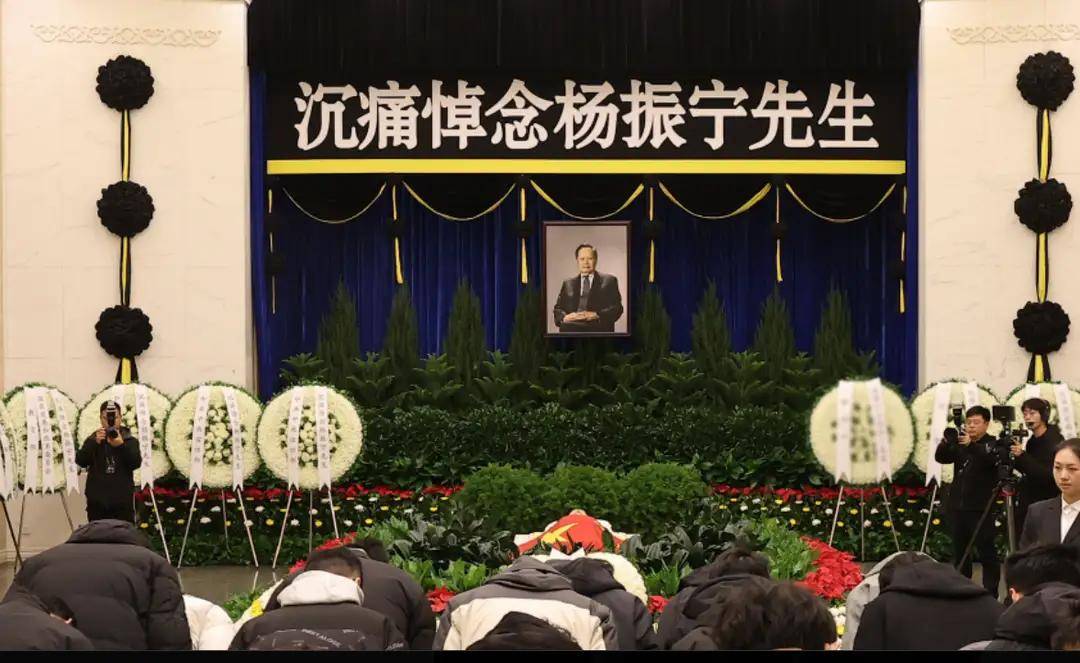 杨振宁追悼会很隆重<strong></p>
<p>eth行情</strong>，大儿子未现身，翁帆站家属首位，样子很憔悴