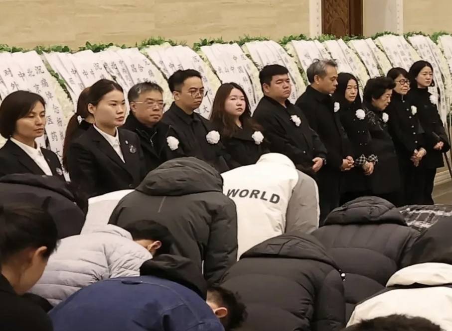 杨振宁追悼会很隆重<strong></p>
<p>eth行情</strong>，大儿子未现身，翁帆站家属首位，样子很憔悴